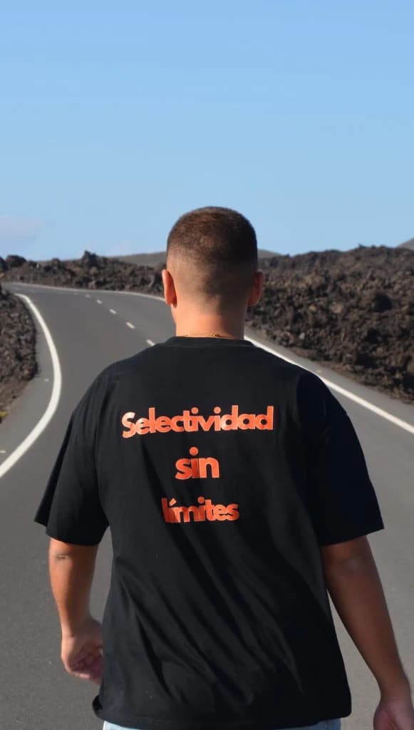 Antonio Naranjo de espaldas en una carretera volcánica